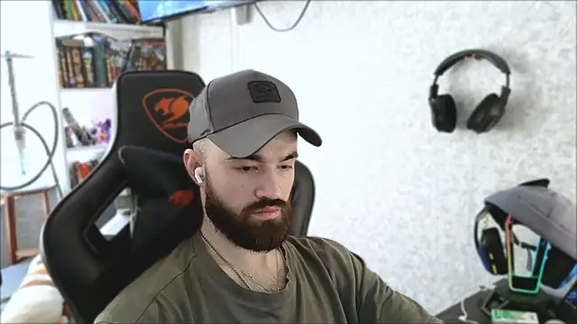 Snapshot of _Mostly_ chatting on 04-08-26, 11:01 Mostly online show from 04-08-26, 11:01