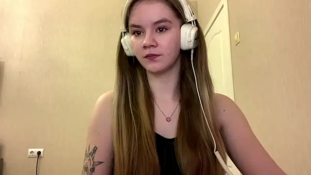 Snapshot of AgnesShy_ chatting on 02-23-26, 07:42 AgnesShy online show from 02-23-26, 07:42