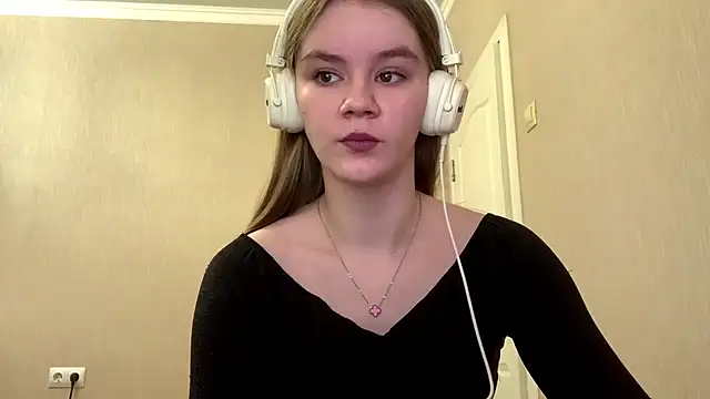 Snapshot of AgnesShy_ chatting on 02-21-26, 07:10 AgnesShy online show from 02-21-26, 07:10