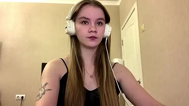 Snapshot of AgnesShy_ chatting on 02-20-26, 07:54 AgnesShy online show from 02-20-26, 07:54