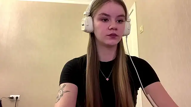 Snapshot of AgnesShy_ chatting on 03-02-26, 07:26 AgnesShy online show from 03-02-26, 07:26