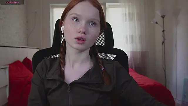 Snapshot of Nellie_baby chatting on 06-17-26, 10:47 Nellie baby online show from 06-17-26, 10:47