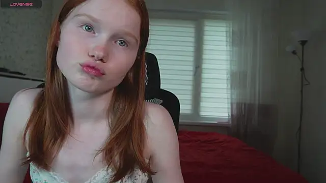 Snapshot of Nellie_baby chatting on 07-17-26, 12:13 Nellie baby online show from 07-17-26, 12:13