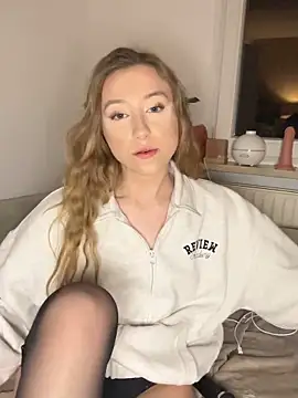 Snapshot of romyxxs chatting on 02-24-26, 10:43 romyxxs online show from 02-24-26, 10:43