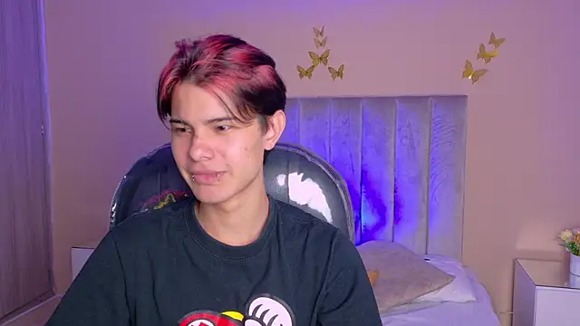 Snapshot of Derek_Sinn chatting on 06-28-26, 04:41 Derek Sinn online show from 06-28-26, 04:41