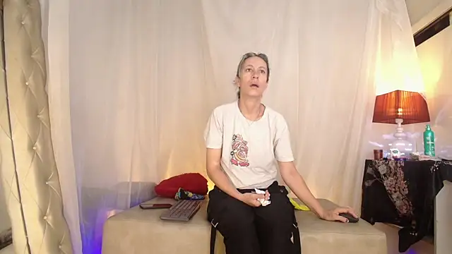 Snapshot of laurasofia45 chatting on 06-19-26, 11:27 laurasofia45 online show from 06-19-26, 11:27