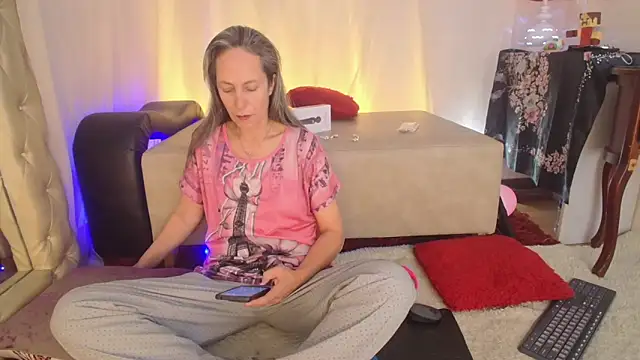 Snapshot of laurasofia45 chatting on 06-11-26, 11:18 laurasofia45 online show from 06-11-26, 11:18