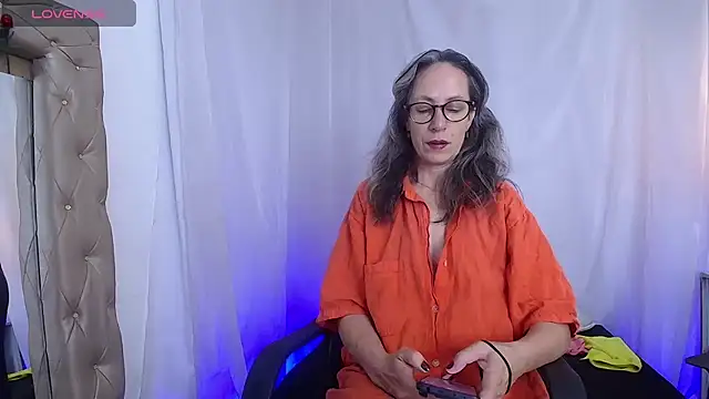 laurasofia45 online show from 05-14-26, 10:45