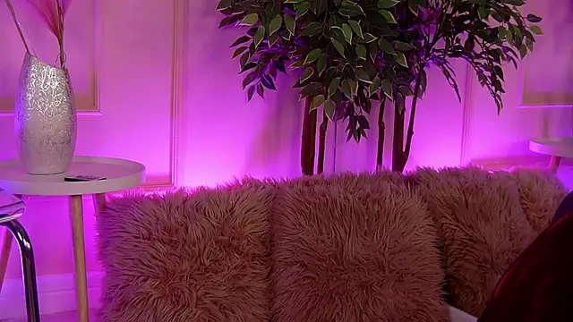 Snapshot of CrystalRedd chatting on 02-21-26, 06:04 CrystalRedd online show from 02-21-26, 06:04