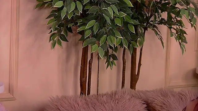 Snapshot of CrystalRedd chatting on 02-18-26, 06:22 CrystalRedd online show from 02-18-26, 06:22