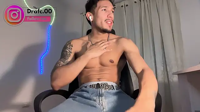 Snapshot of rafael_stone11 chatting on 04-25-26, 02:25 rafael stone11 online show from 04-25-26, 02:25
