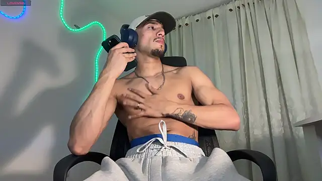 Snapshot of rafael_stone11 chatting on 04-15-26, 02:06 rafael stone11 online show from 04-15-26, 02:06