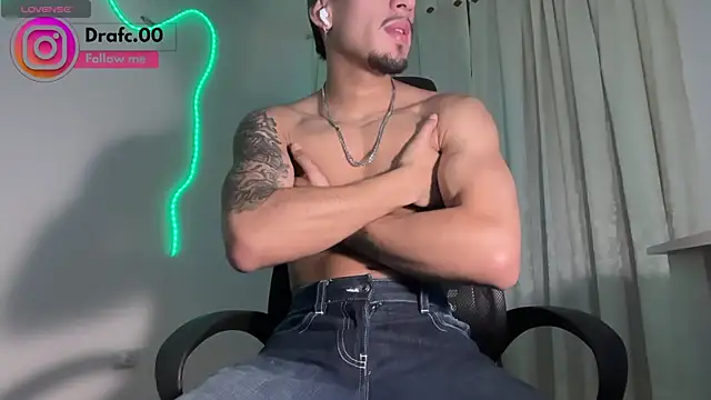 Snapshot of rafael_stone11 chatting on 05-15-26, 01:03 rafael stone11 online show from 05-15-26, 01:03