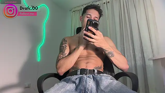 Snapshot of rafael_stone11 chatting on 05-16-26, 01:15 rafael stone11 online show from 05-16-26, 01:15