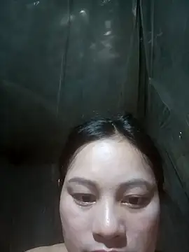 Snapshot of Momo-biki chatting on 05-15-26, 11:14 Momo-biki online show from 05-15-26, 11:14