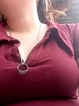 Snapshot of emlylyxinh chatting on 02-13-26, 09:31 emlylyxinh online show from 02-13-26, 09:31