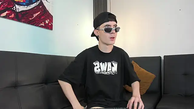 Lio      online show from 02-10-26, 03:38