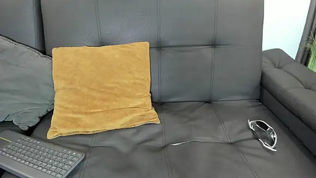 Lio      online show from 02-05-26, 04:19