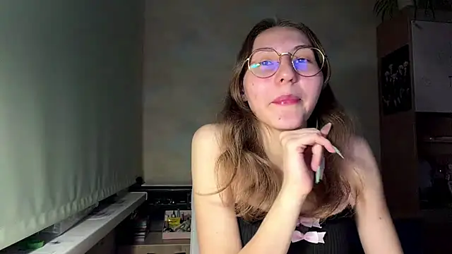 Snapshot of Miaaa_Moon chatting on 06-08-26, 06:19 Miaaa Moon online show from 06-08-26, 06:19