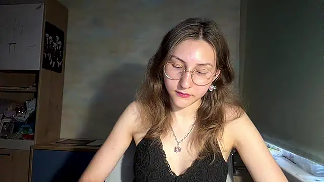 Snapshot of Miaaa_Moon chatting on 06-15-26, 04:50 Miaaa Moon online show from 06-15-26, 04:50
