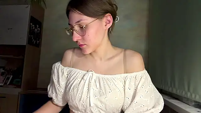 Snapshot of Miaaa_Moon chatting on 07-14-26, 06:58 Miaaa Moon online show from 07-14-26, 06:58