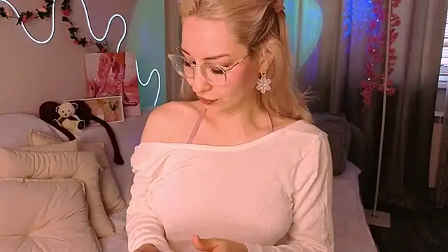 Snapshot of lusciousslily chatting on 07-03-26, 03:13 lusciousslily online show from 07-03-26, 03:13
