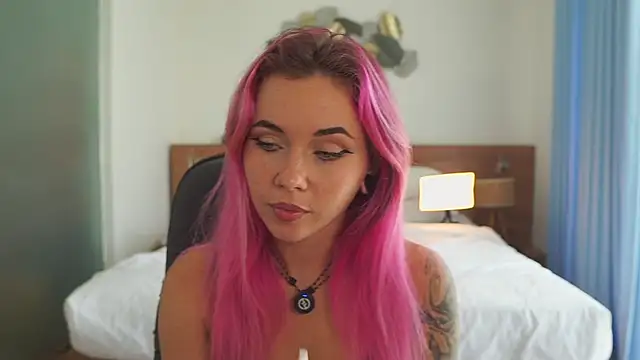 Sarah Pink online show from 12-18-25, 02:27