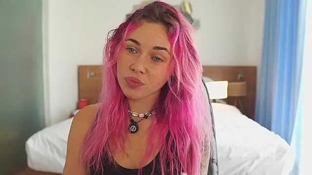 Sarah Pink online show from 12-19-25, 01:31