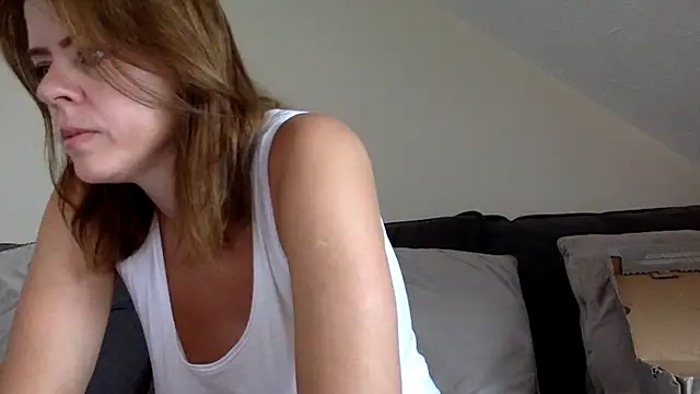 Snapshot of ElizabethArden42- chatting on 07-16-26, 07:05 ElizabethArden42- online show from 07-16-26, 07:05