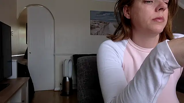 Snapshot of ElizabethArden42- chatting on 05-15-26, 01:20 ElizabethArden42- online show from 05-15-26, 01:20