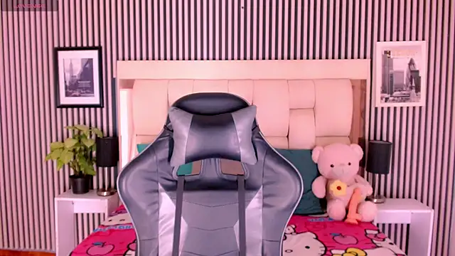 Snapshot of Sophia_Valentina chatting on 02-07-26, 12:57 Sophia Valentina online show from 02-07-26, 12:57