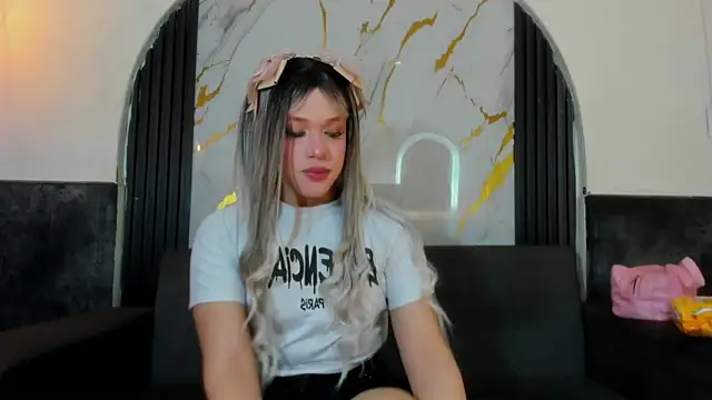 Snapshot of Cute_roxxxy chatting on 02-07-26, 11:40 Cute roxxxy online show from 02-07-26, 11:40