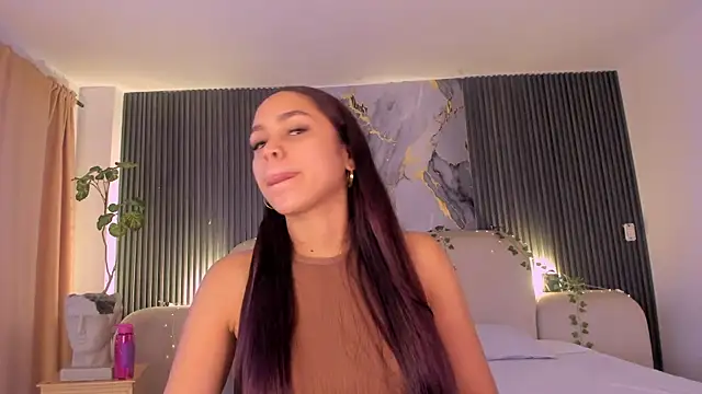 Snapshot of CarolineFyre chatting on 06-12-26, 11:08 CarolineFyre online show from 06-12-26, 11:08