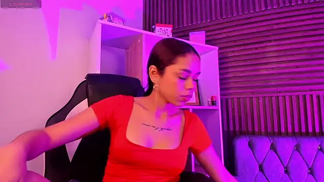 Snapshot of CarolineFyre chatting on 02-12-26, 01:55 CarolineFyre online show from 02-12-26, 01:55