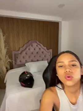 Snapshot of CarolineFyre chatting on 06-02-26, 12:49 CarolineFyre online show from 06-02-26, 12:49