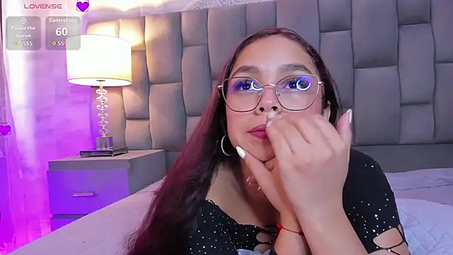 Snapshot of CarolineFyre chatting on 05-11-26, 04:04 CarolineFyre online show from 05-11-26, 04:04
