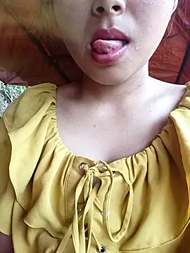 Snapshot of Small_flower1 chatting on 03-31-26, 02:35 Small flower1 online show from 03-31-26, 02:35