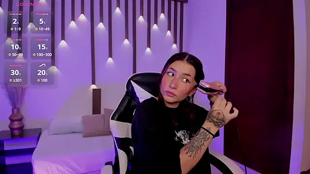 charlottee27  online show from 04-11-26, 02:19