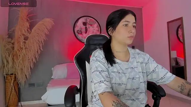 Snapshot of charlottee27_ chatting on 06-19-26, 01:55 charlottee27 online show from 06-19-26, 01:55