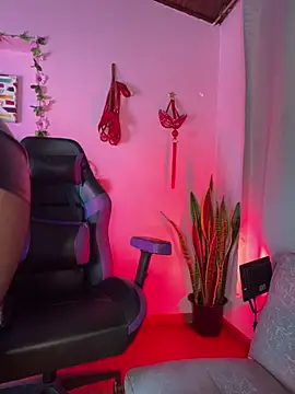 kenia thompsom01 online show from 04-17-26, 11:40