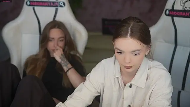 Snapshot of Zlata_Sky chatting on 06-19-26, 02:45 Zlata Sky online show from 06-19-26, 02:45