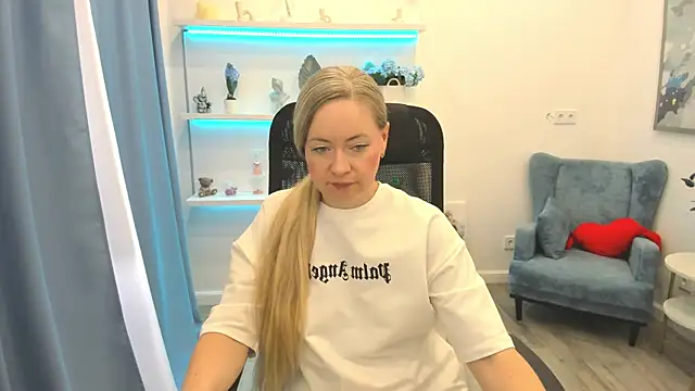 CharlotteKerti online show from 06-17-26, 11:42