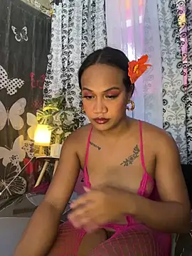 Snapshot of Queen-barbie chatting on 05-19-26, 05:03 Queen-barbie online show from 05-19-26, 05:03