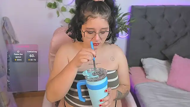 Snapshot of Sylvara_bx chatting on 02-26-26, 12:49 Sylvara bx online show from 02-26-26, 12:49