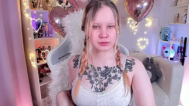 Snapshot of AnnieVibe chatting on 02-05-26, 05:31 AnnieVibe online show from 02-05-26, 05:31