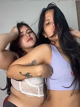 Snapshot of Vilu_and_Xuxi_ chatting on 02-22-26, 10:11 Vilu and Xuxi online show from 02-22-26, 10:11