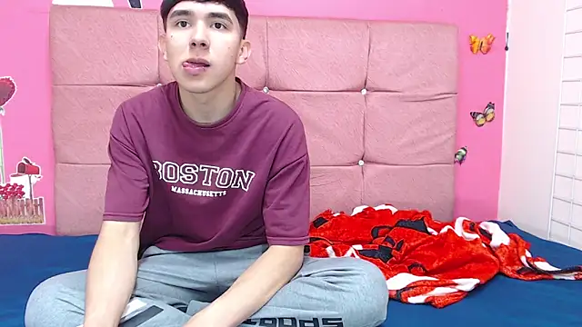 Snapshot of massimoferrera303av chatting on 02-15-26, 06:18 massimoferrera303av online show from 02-15-26, 06:18