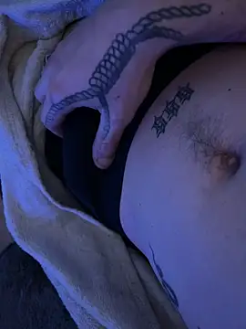 Snapshot of Piratee666 chatting on 02-05-26, 02:40 Piratee666 online show from 02-05-26, 02:40