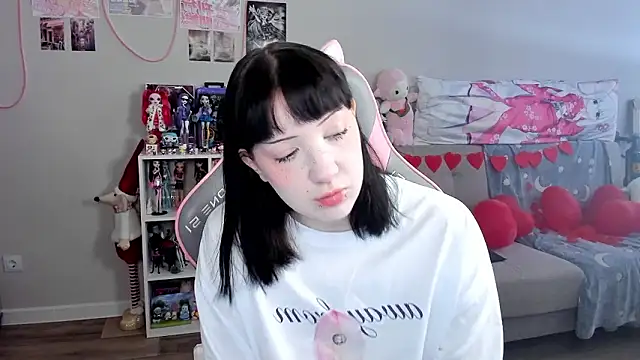 Snapshot of MollysLand chatting on 02-19-26, 08:11 MollysLand online show from 02-19-26, 08:11