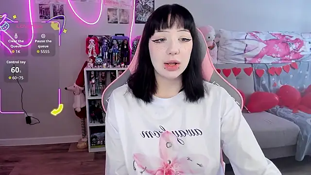 Snapshot of MollysLand chatting on 02-16-26, 08:24 MollysLand online show from 02-16-26, 08:24